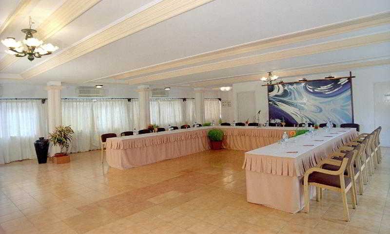 Dona Alcina Resorts Candolim Exterior photo